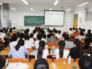 经济学院举行“坚定理想信念,践行社会主义核心价值观”主题班会集体观摩活动