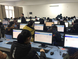 永利官网大学英语课程首次大规模无纸化网络考试获得成功