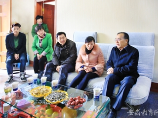 安徽教育网首页报道永利官网赴霍山县慰问英雄何必山家属